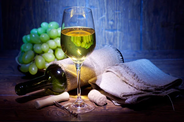 Glass of white wine on blue wooden background — Stock Photo, Image