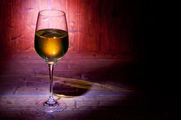 Бокал вина на красном деревянном фоне — стоковое фото
