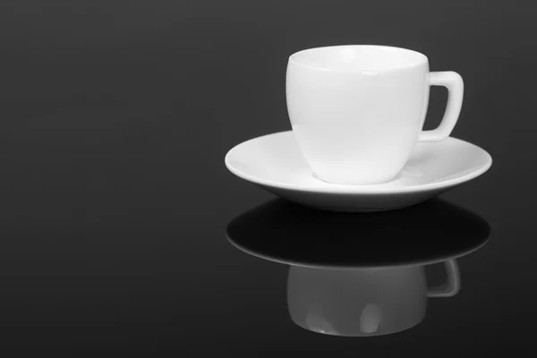 Tazza bianca su sfondo nero lucido — Foto Stock