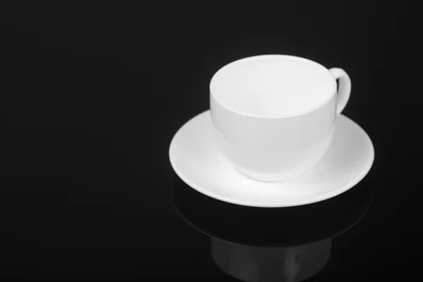 Tazza bianca su sfondo nero lucido — Foto Stock