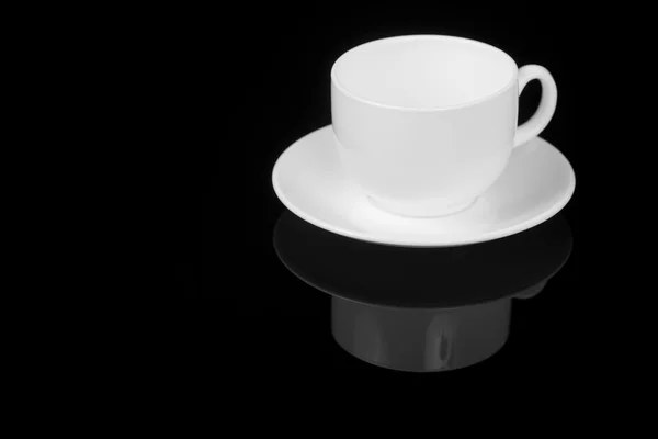 光沢のある黒い背景に白いカップ — ストック写真