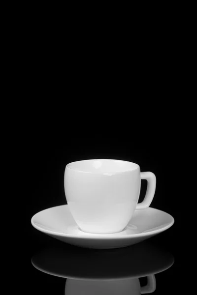Weiße Tasse auf glänzend schwarzem Hintergrund — Stockfoto