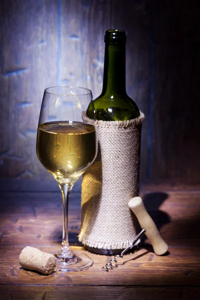 Butelek wina ze szkła na drewniane tła — Zdjęcie stockowe