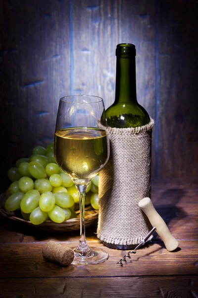 葡萄酒瓶有玻璃的木制背景 — 图库照片