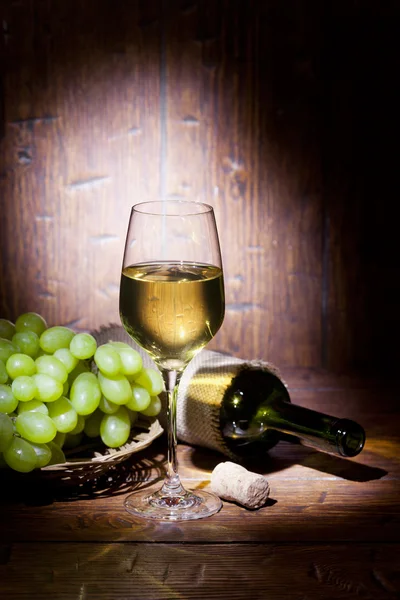 Weinflaschen mit Glas auf Holzgrund — Stockfoto