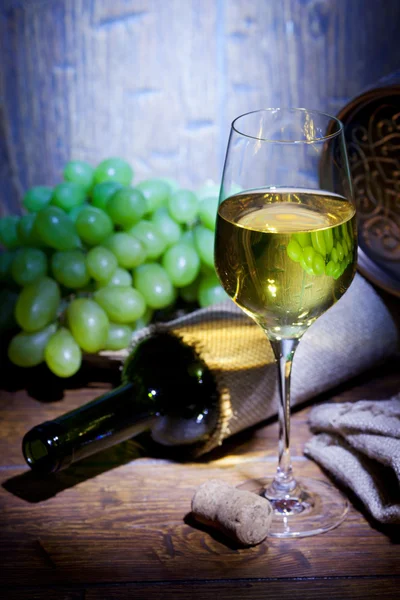 Glas Weißwein auf blauem Holzhintergrund — Stockfoto