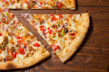 Ahır pizza ahşap masa üzerinde