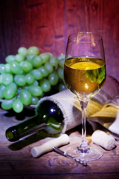 Bouteilles de vin avec verre sur fond en bois — Photo