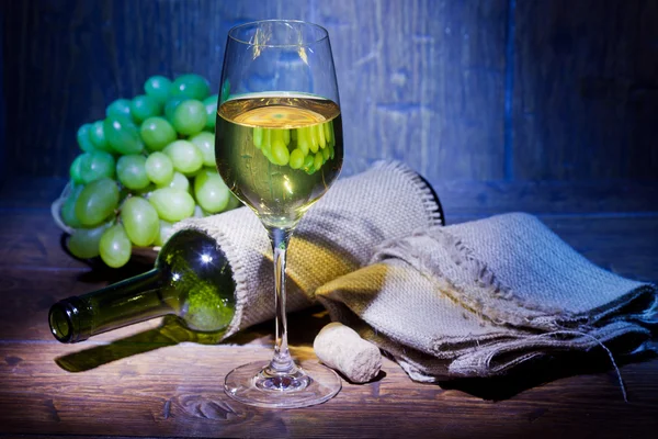 Botellas de vino con vidrio sobre fondo de madera — Foto de Stock