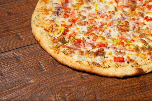 Ranch pizza op houten tafel — Stockfoto