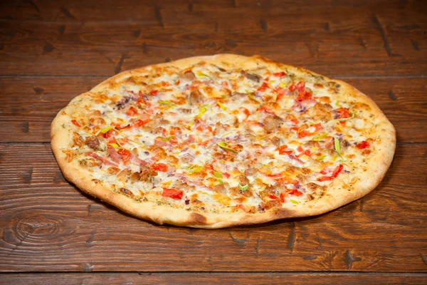 Ahır pizza ahşap masa üzerinde — Stok fotoğraf