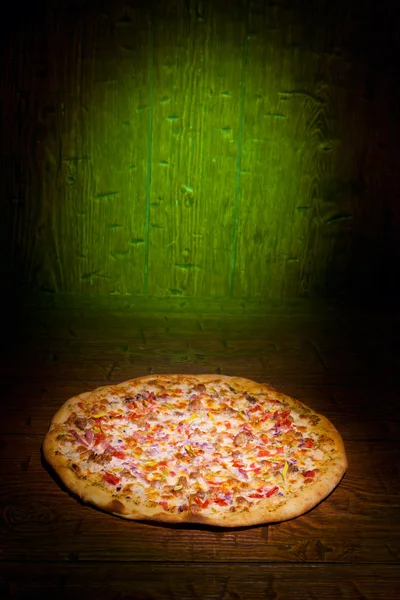 木製テーブルの上の牧場のピザ — ストック写真