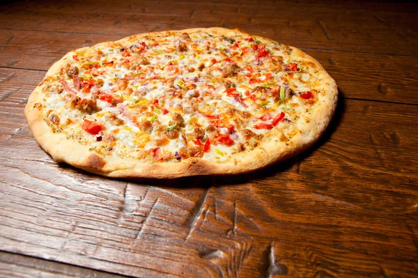 Ranch pizza på träbord — Stockfoto