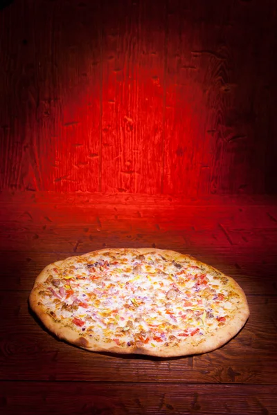 Ranch pizza op houten tafel — Stockfoto