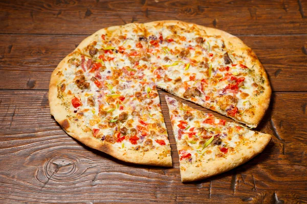 Ranch pizza op houten tafel — Stockfoto