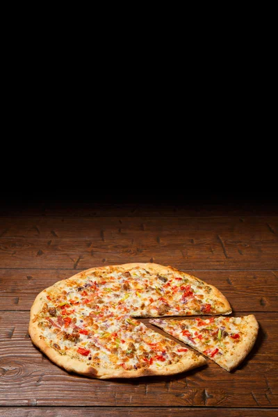 Pizza rancho sobre mesa de madera —  Fotos de Stock