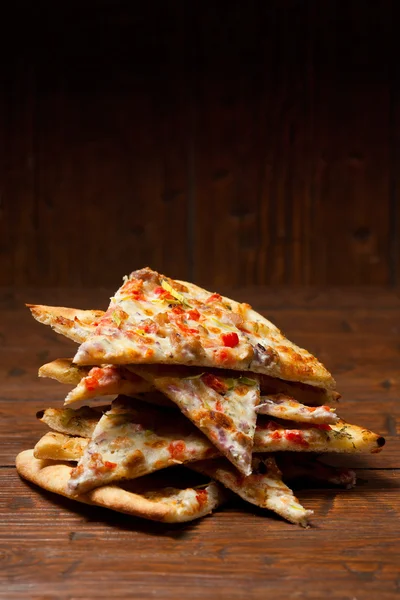 Pizza de fazenda na mesa de madeira — Fotografia de Stock