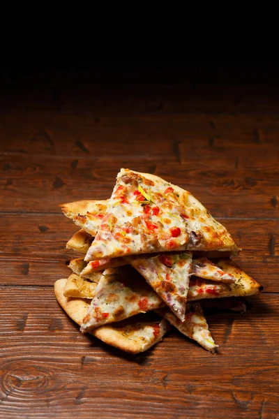 Pizza de fazenda na mesa de madeira — Fotografia de Stock