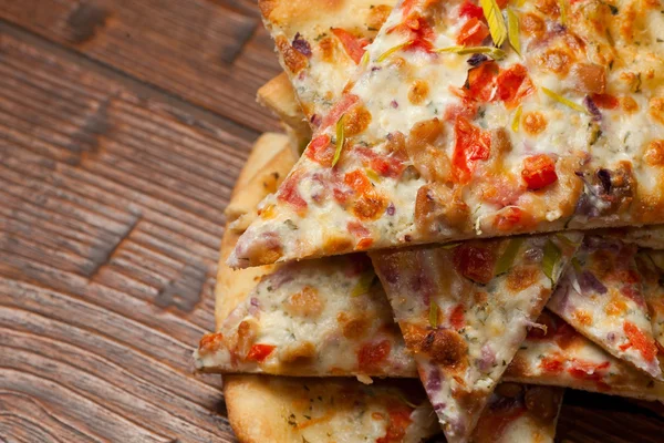 Ranch-Pizza auf Holztisch — Stockfoto