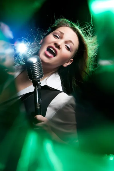 Mulher com microfone retro — Fotografia de Stock