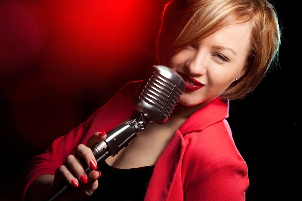 Kobieta z mikrofonem retro — Zdjęcie stockowe