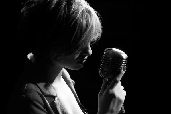 Femme avec microphone rétro — Photo