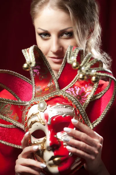 Hermosa mujer ocultando carnaval máscara veneciana —  Fotos de Stock