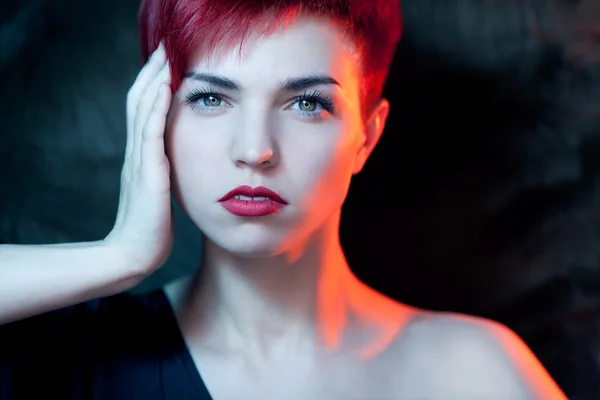 Mulher ruiva jovem bonita — Fotografia de Stock