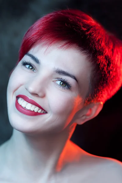 Mulher ruiva jovem bonita — Fotografia de Stock