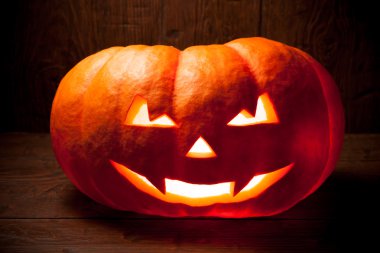 Eski ahşap arka plan üzerinde korkunç Cadılar Bayramı Balkabağı