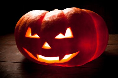 Eski ahşap arka plan üzerinde korkunç Cadılar Bayramı Balkabağı