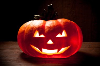 Eski ahşap arka plan üzerinde korkunç Cadılar Bayramı Balkabağı