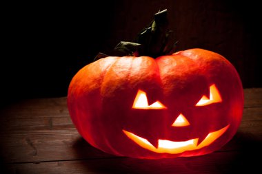 Eski ahşap arka plan üzerinde korkunç Cadılar Bayramı Balkabağı