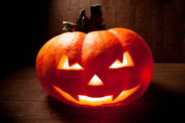 Eski ahşap arka plan üzerinde korkunç Cadılar Bayramı Balkabağı