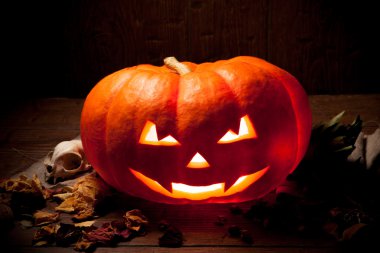 Eski ahşap arka plan üzerinde korkunç Cadılar Bayramı Balkabağı