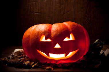 Eski ahşap arka plan üzerinde korkunç Cadılar Bayramı Balkabağı