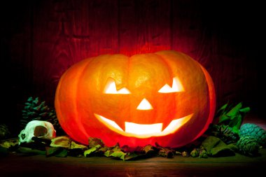 Kırmızı ahşap arka plan üzerinde korkunç Cadılar Bayramı Balkabağı