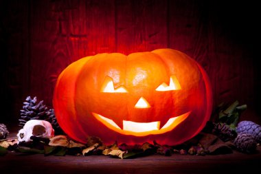 Kırmızı ahşap arka plan üzerinde korkunç Cadılar Bayramı Balkabağı