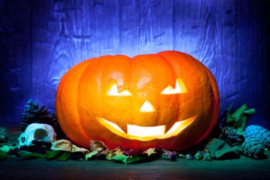 Mavi ahşap arka plan üzerinde korkunç Cadılar Bayramı Balkabağı