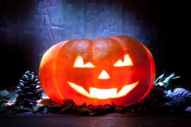 Mavi ahşap arka plan üzerinde korkunç Cadılar Bayramı Balkabağı