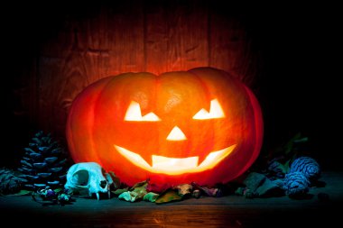 Kırmızı ahşap arka plan üzerinde korkunç Cadılar Bayramı Balkabağı