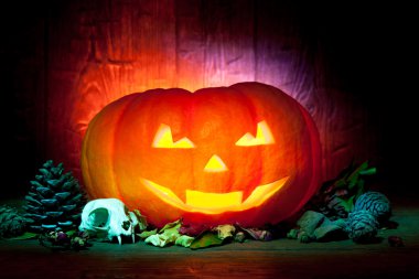 Kırmızı ahşap arka plan üzerinde korkunç Cadılar Bayramı Balkabağı