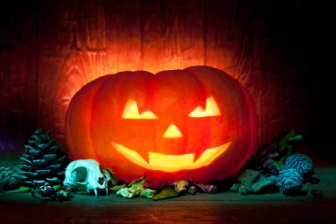 Kırmızı ahşap arka plan üzerinde korkunç Cadılar Bayramı Balkabağı