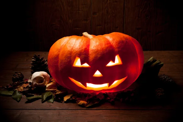 Strašidelné Halloween dýně na staré dřevěné pozadí — Stock fotografie