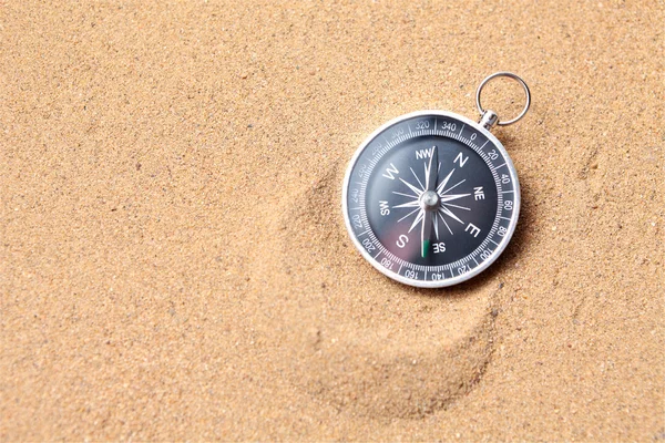 Bússola na areia do mar — Fotografia de Stock