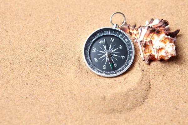 Bússola na areia do mar — Fotografia de Stock