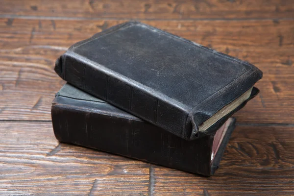 Vintage old books on grunge wooden table — Stock Photo, Image