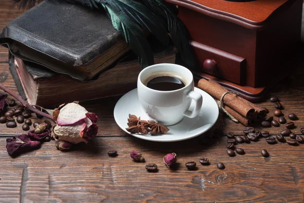 Tasse de café, rose sèche et broyeur — Photo