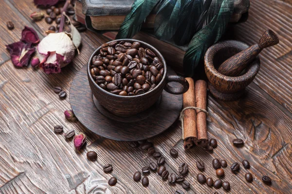 Kopje koffie, droog rose en grinder — Stockfoto