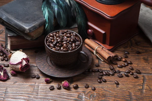 Cup of coffee, dry rose and grinder — Stock Photo, Image